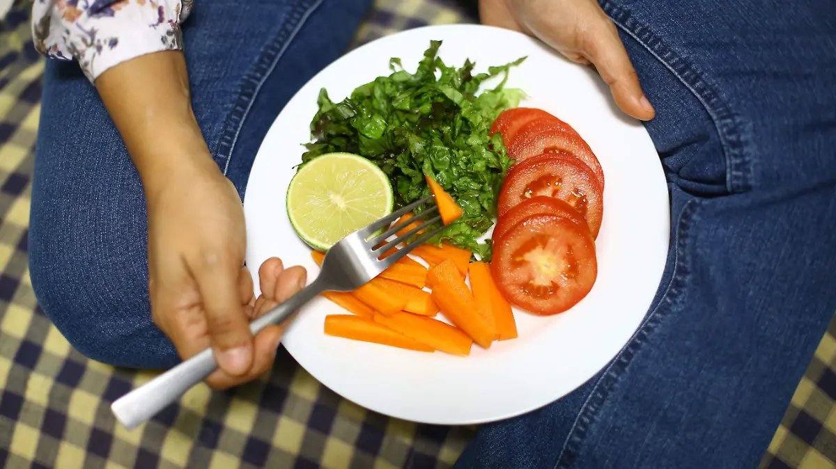 FOTO CONCEPTUAL ESTUDIANTES-ALIMENTO SANO-EJERCICIO ERIKG 20072020 0002